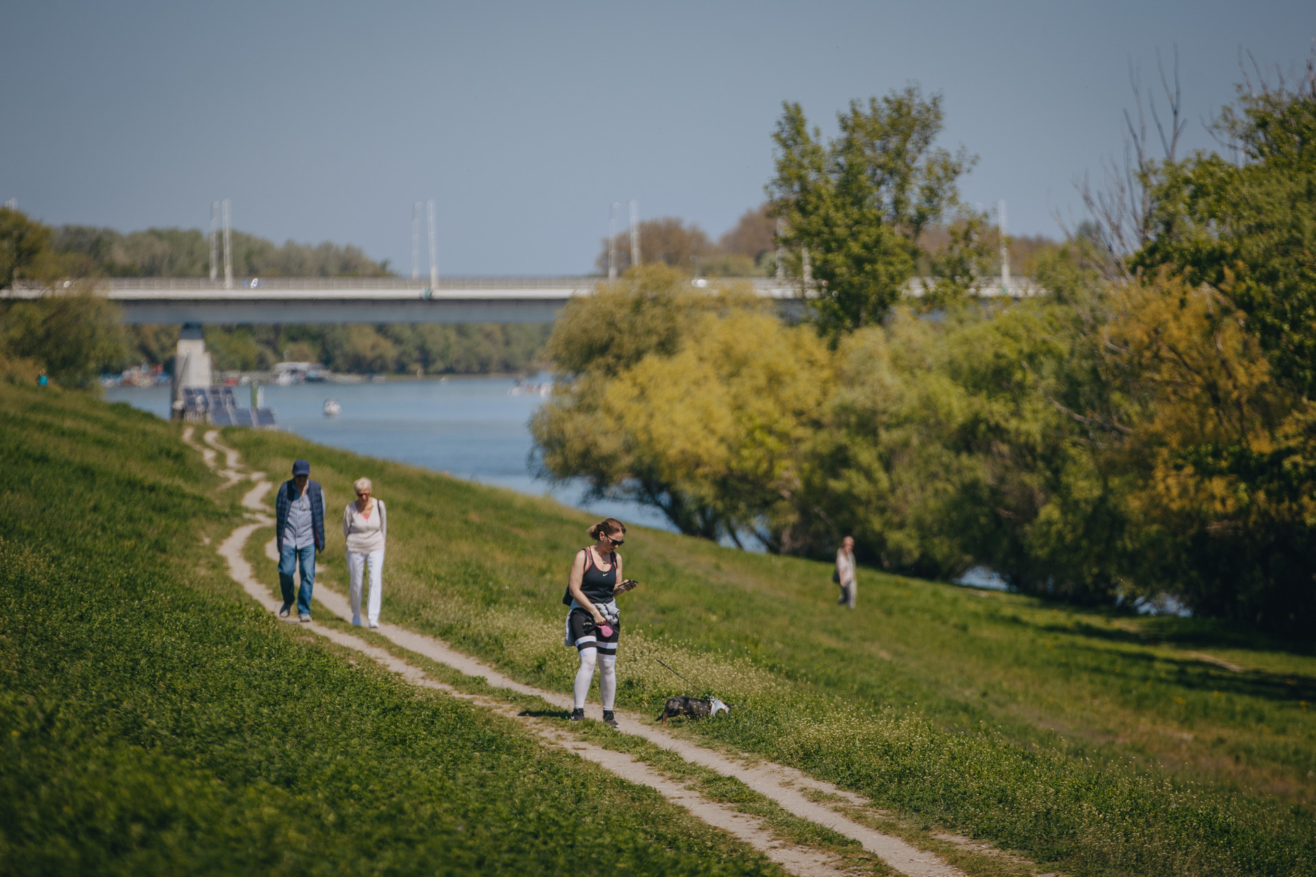 A gát másik oldalán is jólesik a séta