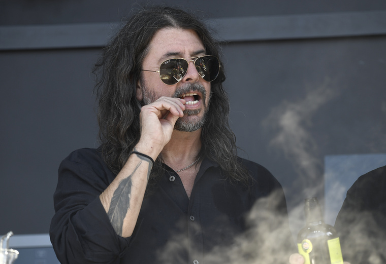 Dave GrohlA Nirvanával és a Foo Fighters zenekarral elért sikerei ellenére Dave Grohl jobban kedveli a viszonylag hétköznapi&nbsp; és család centrikus életmódot, mintsem a fényűzést.