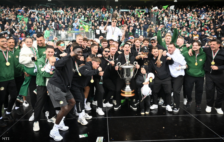 A bajnok ETO FC labdarúgói a trófeával ünnepelnek a csapat éremátadó ünnepségén a győri ETO Stadionban 2026. május 17-én