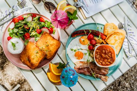 Első randira érkeztek ide, ma már ők vezetik a hangulatos reggelizőt – A tihanyi Vibe Caffe & Brunchban jártunk