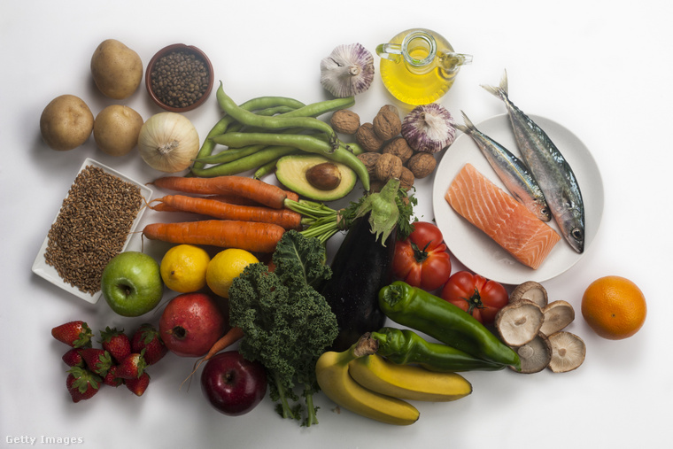 A mediterrán étrend alapja a zöldségek, gyümölcsök, teljes kiőrlésű gabonák, hüvelyesek, halak, olívaolaj és diófélék rendszeres fogyasztása. (Illusztráció: Getty Images)