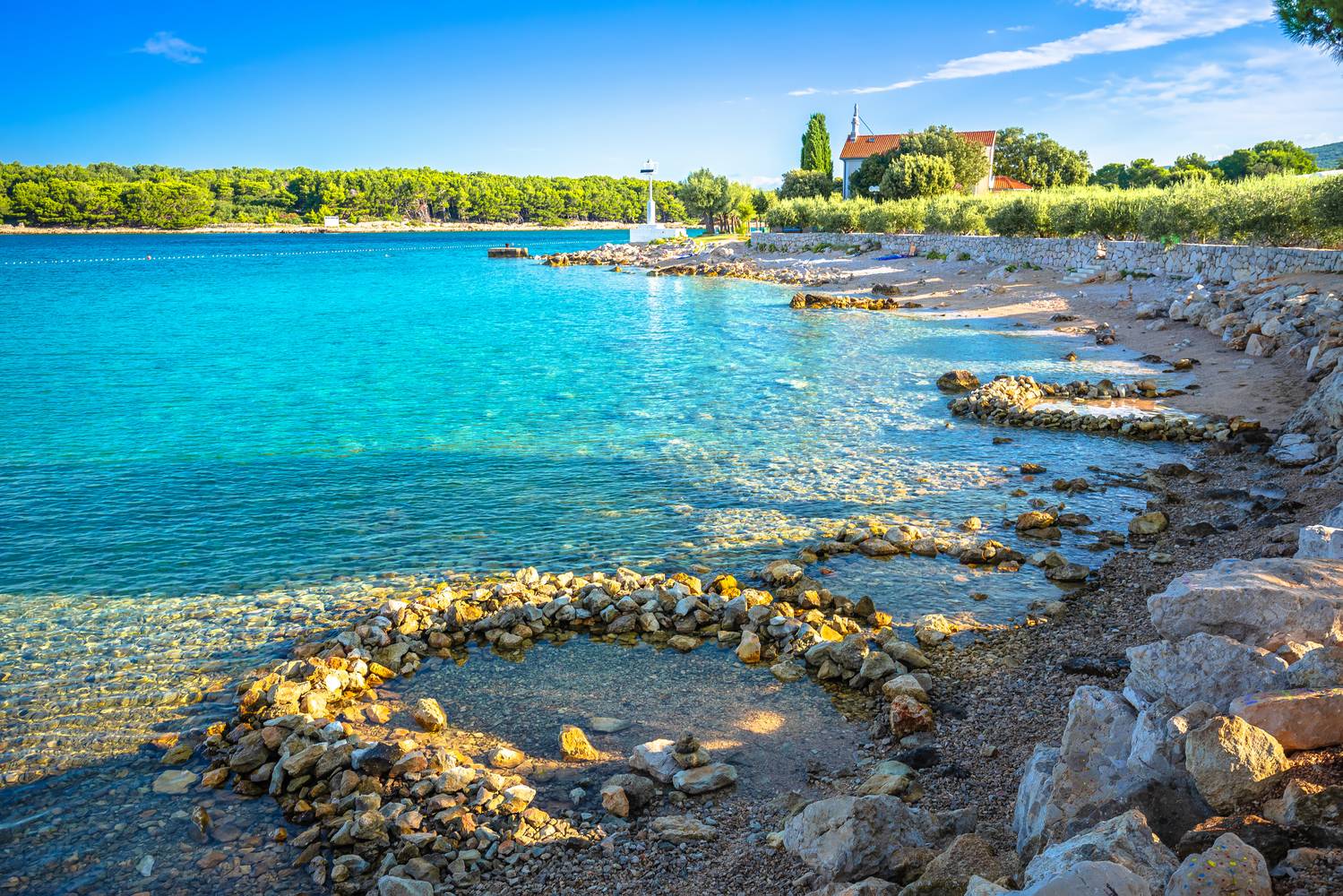 Punat strandja azúrkék vízzel várja a fürdőzőket.