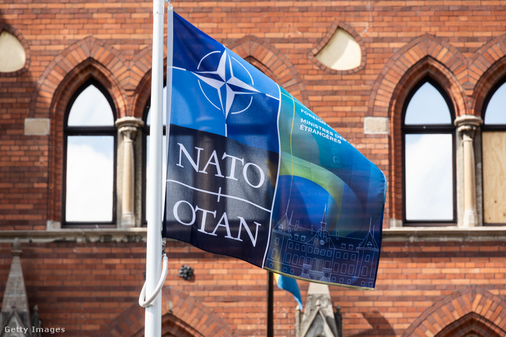 Egy NATO-zászló lobog 2026. május 21-én