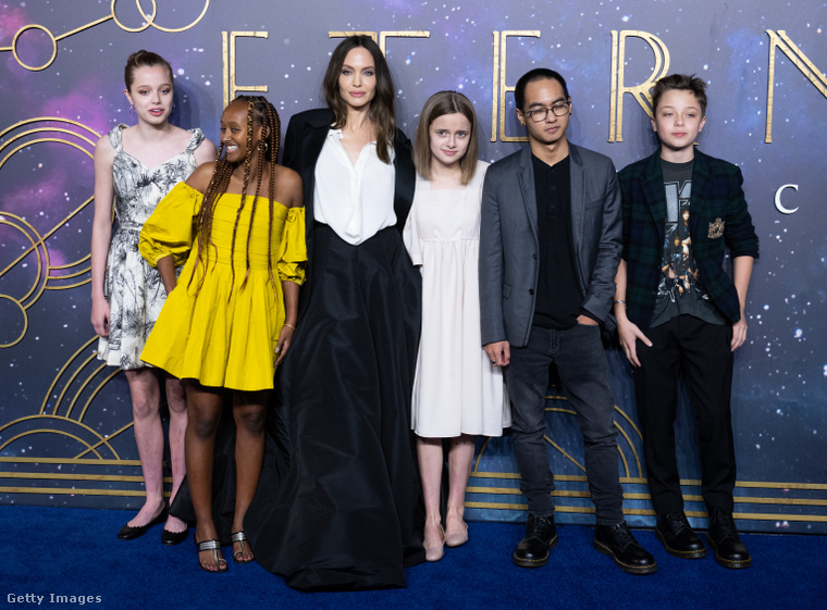 Angelina Jolie a gyermekeivel 2021-ben. (Fotó: Getty Images)
