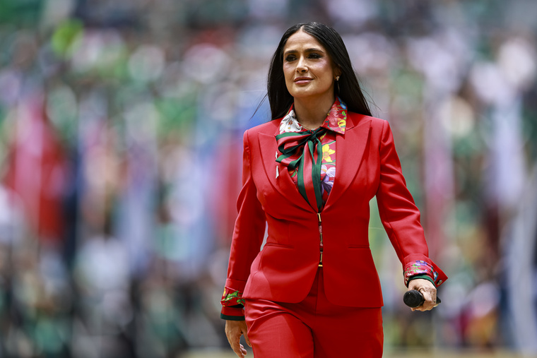 Salma HayekA mexikói színésznő a Mexikó és Dél-Afrika közötti mérkőzés előtt tűnt fel.