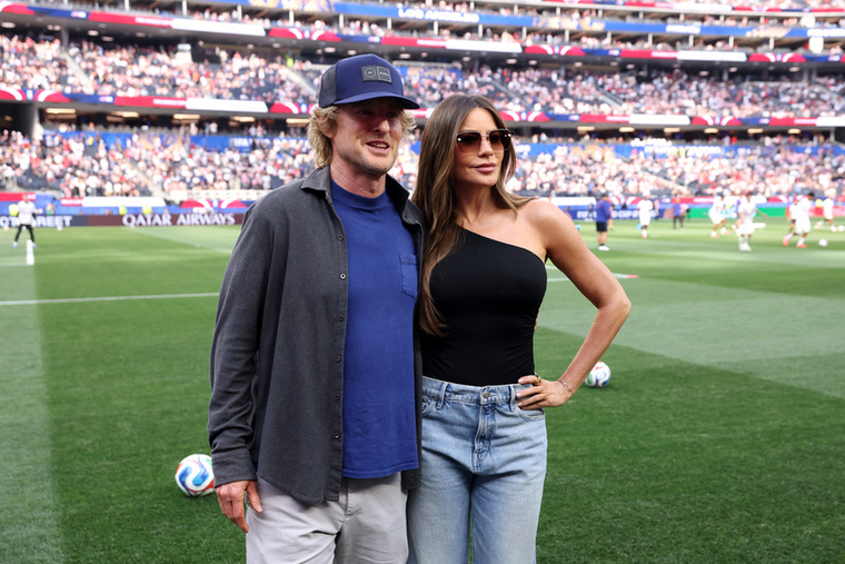 Sofia Vergara és Owen WilsonA színészek szintén az USA-Paraguay mérkőzésen pózoltak a kamerák előtt a pálya szélén.