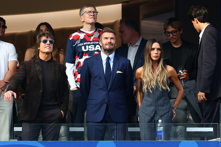Tom Cruise, Victoria és David BeckhamMindeközben Tom Cruise Victoria és David Beckham társaságában páholyból figyelték a mérkőzés eseményeit.