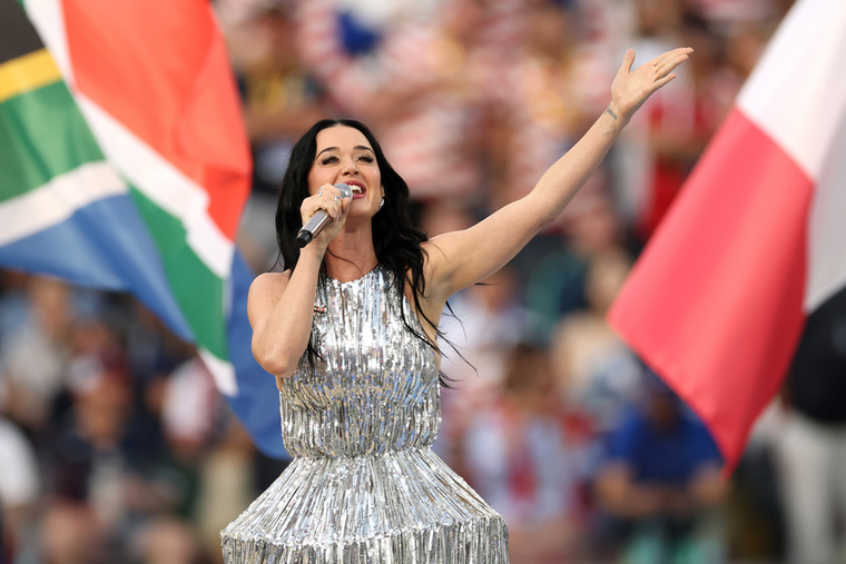 Katy PerryAz énekesnő az USA-Paraguay mérkőzés előtt állt színpadra feltűnő ezüst ruhájában.