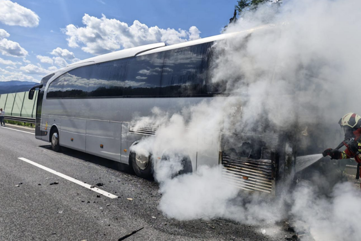 Magyar fiatalokkal teli turistabusz gyulladt ki Ausztriában, kivonultak a tűzoltók
