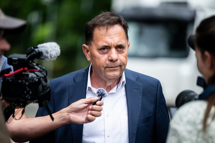 Népszava: Feljelentették Pócs Jánost, a gyanú szerint a fideszes képviselő lefizethette interjúalanyait