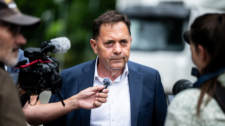 Népszava: Feljelentették Pócs Jánost, a gyanú szerint a fideszes képviselő lefizethette interjúalanyait