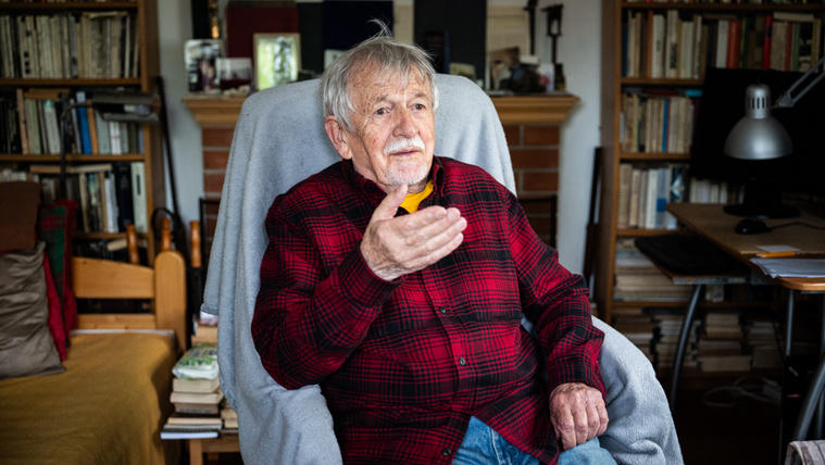 Oravecz Imre: Darabokra szaggattam vadonatúj olvasójegyem, és dühödten távoztam