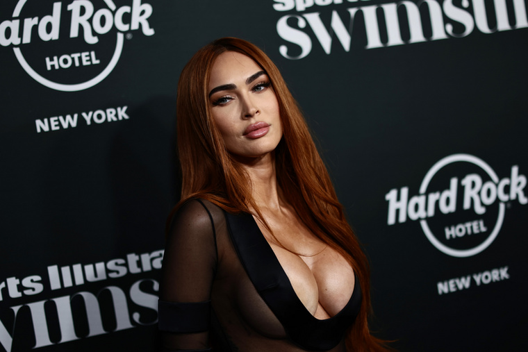 Megan FoxMegan Fox húszas éveiben kezdett félni a repüléstől, és egy meglehetősen szokatlan módszert talált a szorongás leküzdésére: Britney Spears zenéjét hallgatja.(The List)