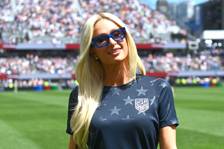 Paris HiltonTaylor Swift mellett Paris Hilton is elkötelezett a numerológia jelentősége mellett