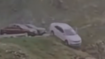 Videó: Szakadékba zuhant egy autó Romániában