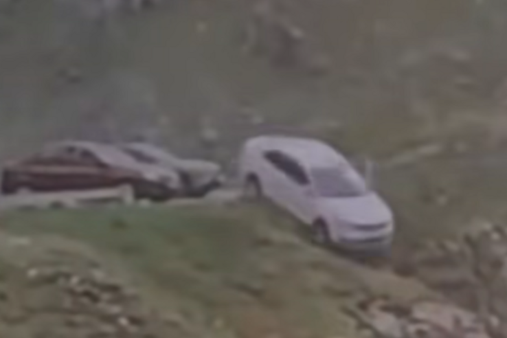 Videó: Szakadékba zuhant egy autó Romániában