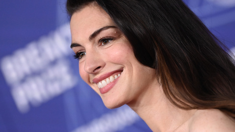 A hét szettje: Anne Hathaway a nyár legdivatosabb szandáljában