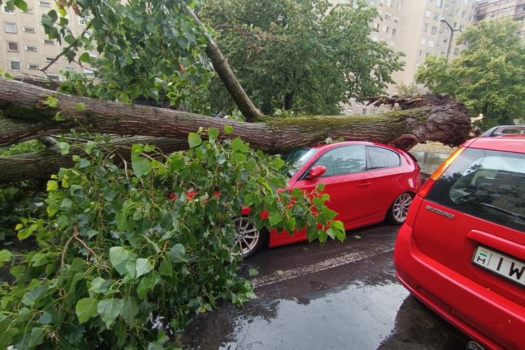 Videón a vasárnapi pusztító vihar, néhol a tetőt is levitte a szél