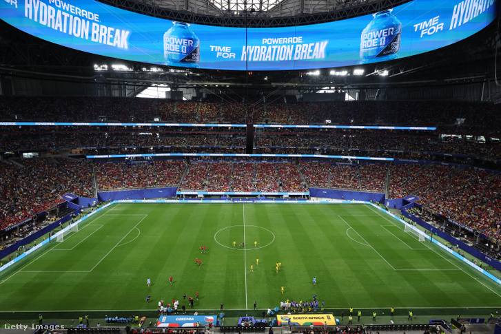A Csehország és Dél-Afrika közötti mérkőzés során a stadion óriás kijelzőin Powerade reklám futott
