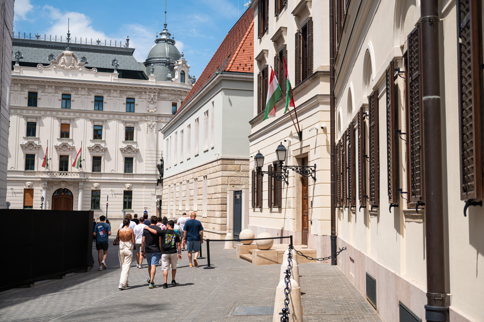 Bárki szabadon elsétálhat a Karmelita épületegyüttese előtt