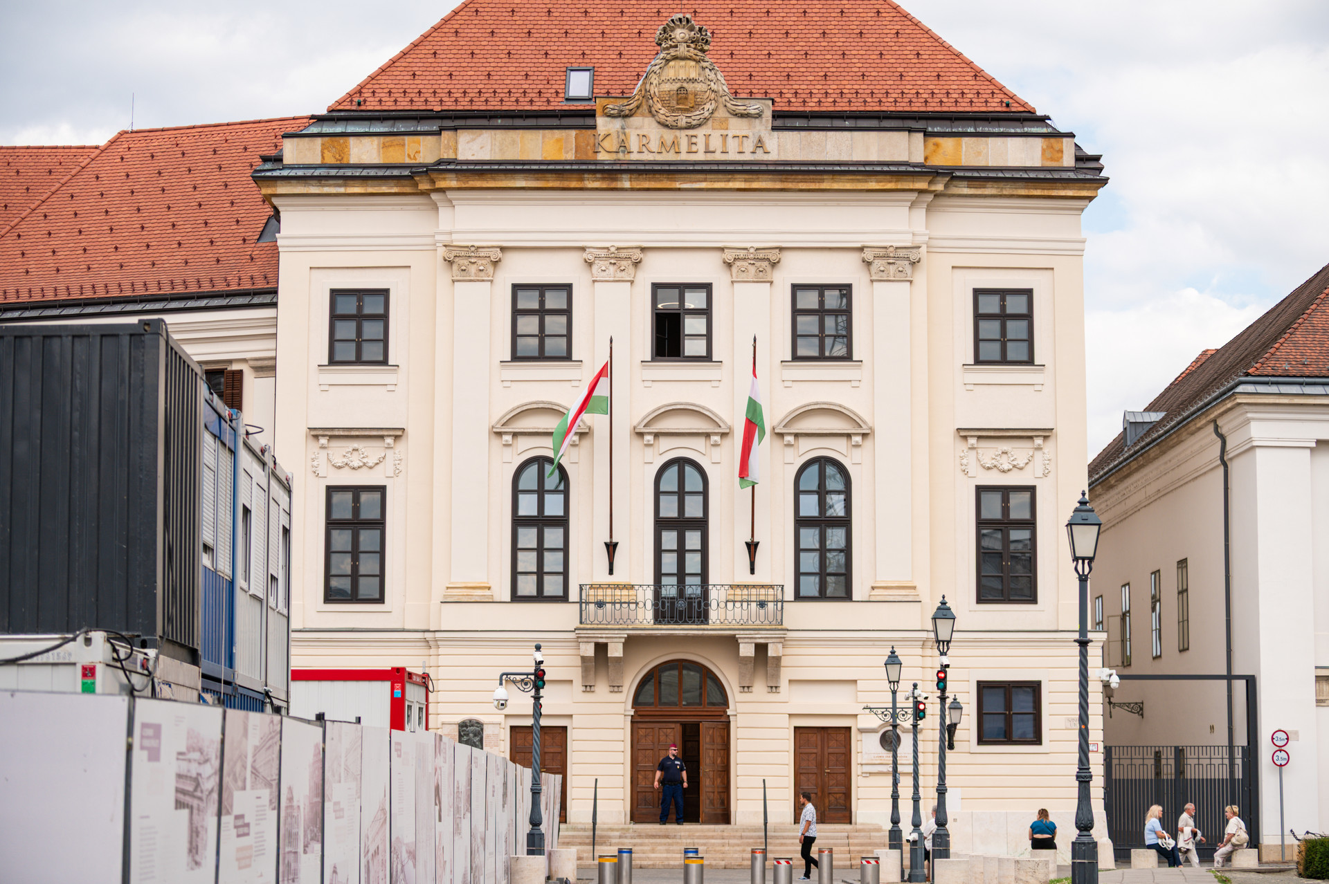 Az egykori Várszínház (korábban templom) helyreállított épülete