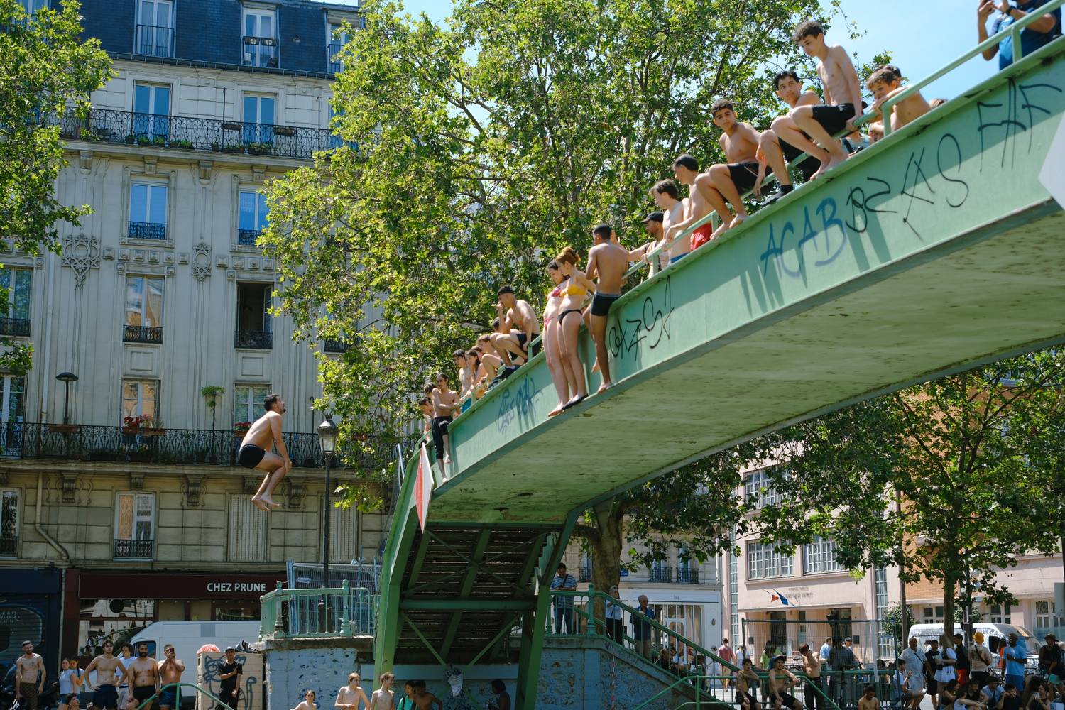 Fürdőzők a Canal Saint-Martin csatornánál.