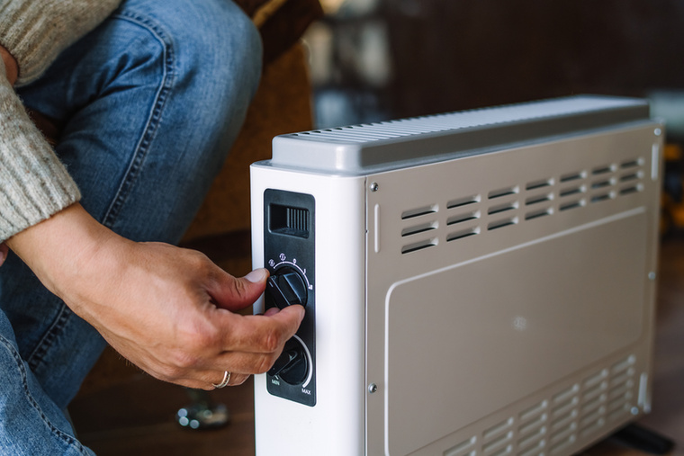 Elektromos fűtőtestAz elektromos fűtőtestek is nagyon magas áramfelvétellel működnek, ezért önmagukban is jelentős terhelést jelentenek a hálózatra.&nbsp;