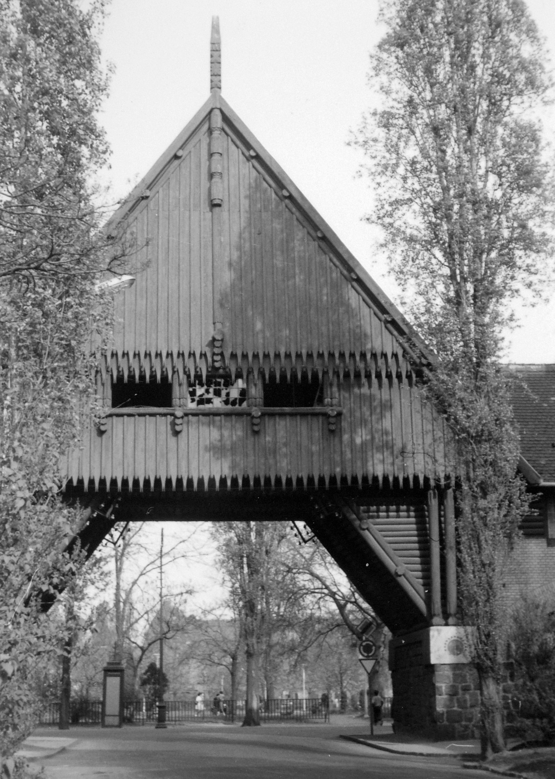 Wekerletelep, a Kós Károly (Petőfi) tér Zrumeczky-kapu a Hungária út felől nézve, 1982