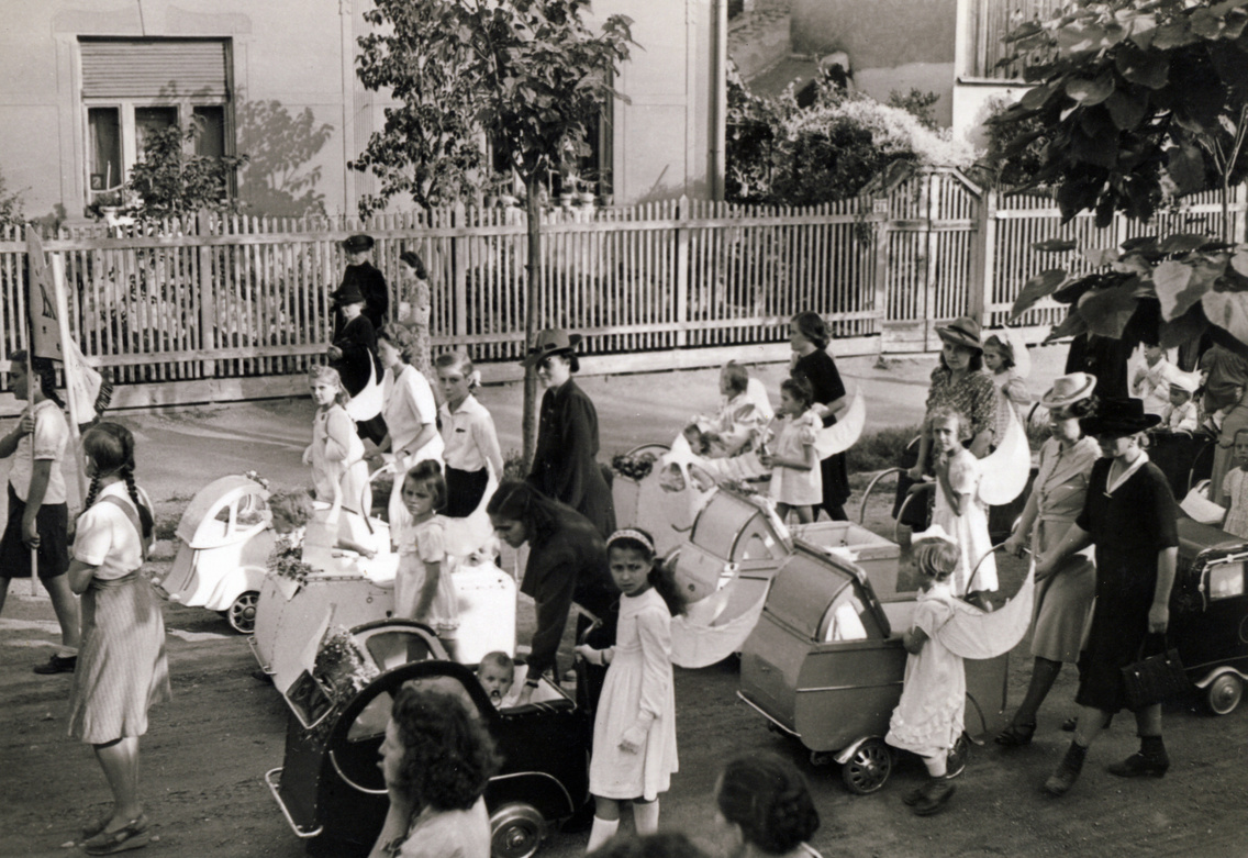 A felvétel az Áchim András utcai Jézus szíve templom környékén készült, 1943