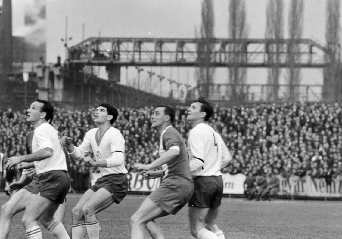 A Budapesti Honvéd SE pályája, háttérben a Lőrinci Hengermű, 1965