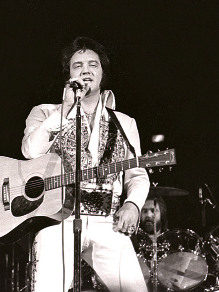 Időutazó lehetett Elvis Presley koncertjén? Itt az 1977-es videó, ami lázban tartja a rajongókat