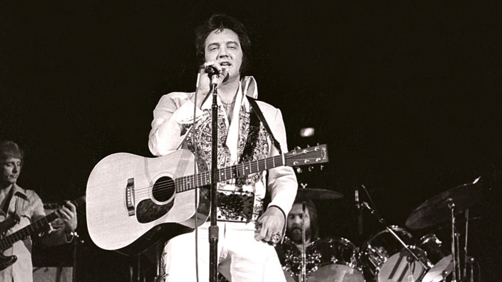 Időutazó lehetett Elvis Presley koncertjén? Itt az 1977-es videó, ami lázban tartja a rajongókat