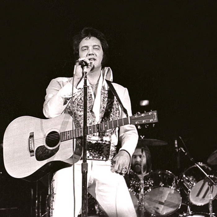 Időutazó lehetett Elvis Presley koncertjén? Itt az 1977-es videó, ami lázban tartja a rajongókat