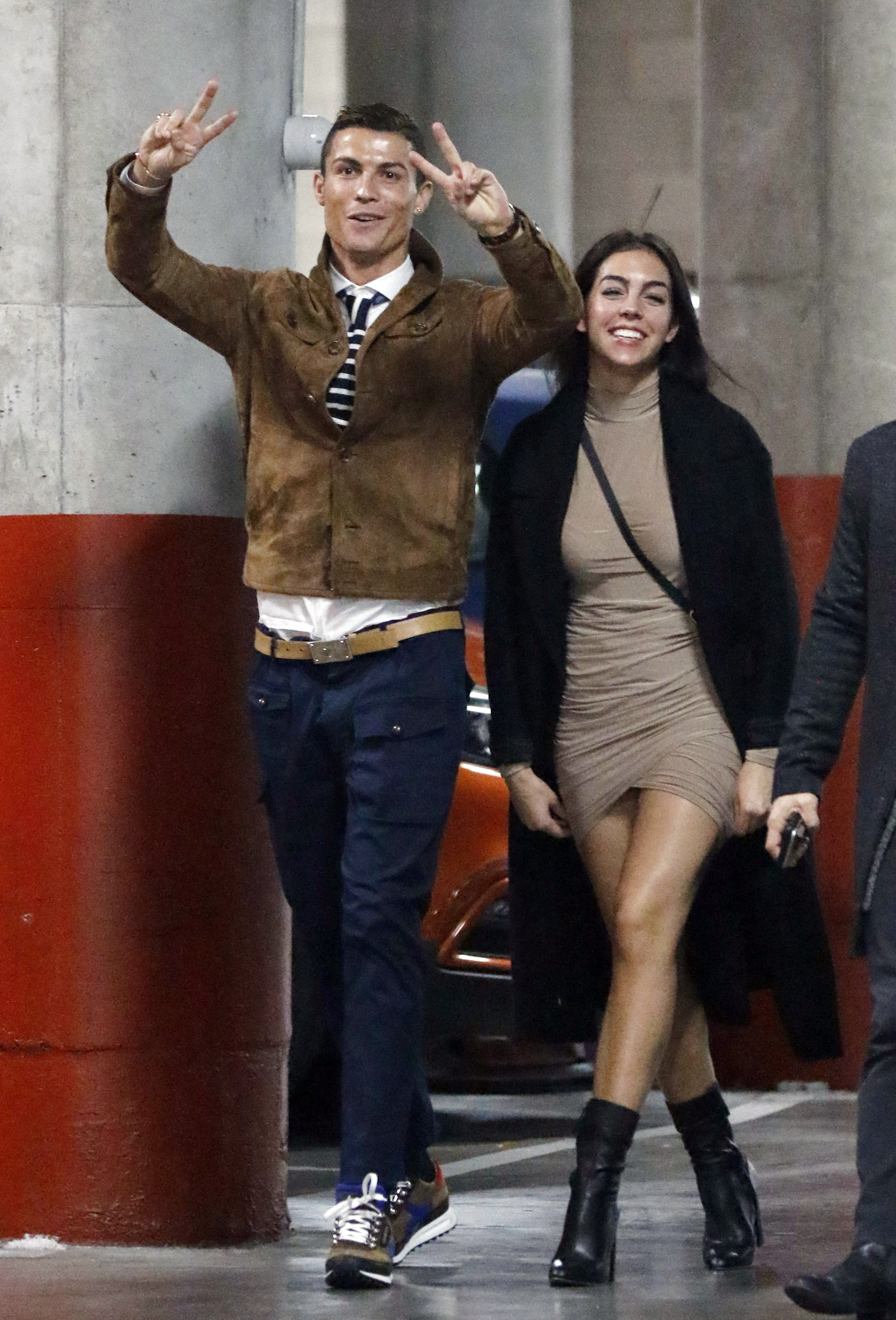 Georgina Rodríguez és Cristiano Ronaldo 2016-ban egy madridi Gucci üzletben találkoztak először, mindketten azt mondták, szerelem volt első látásra.