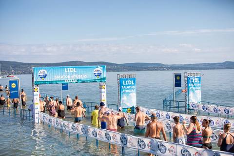 Óriás stéget építenek a Balaton vizére az átúszás idejére