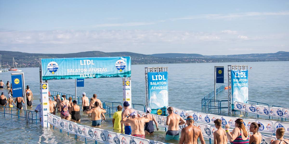 Óriás stéget építenek a Balaton vizére az átúszás idejére