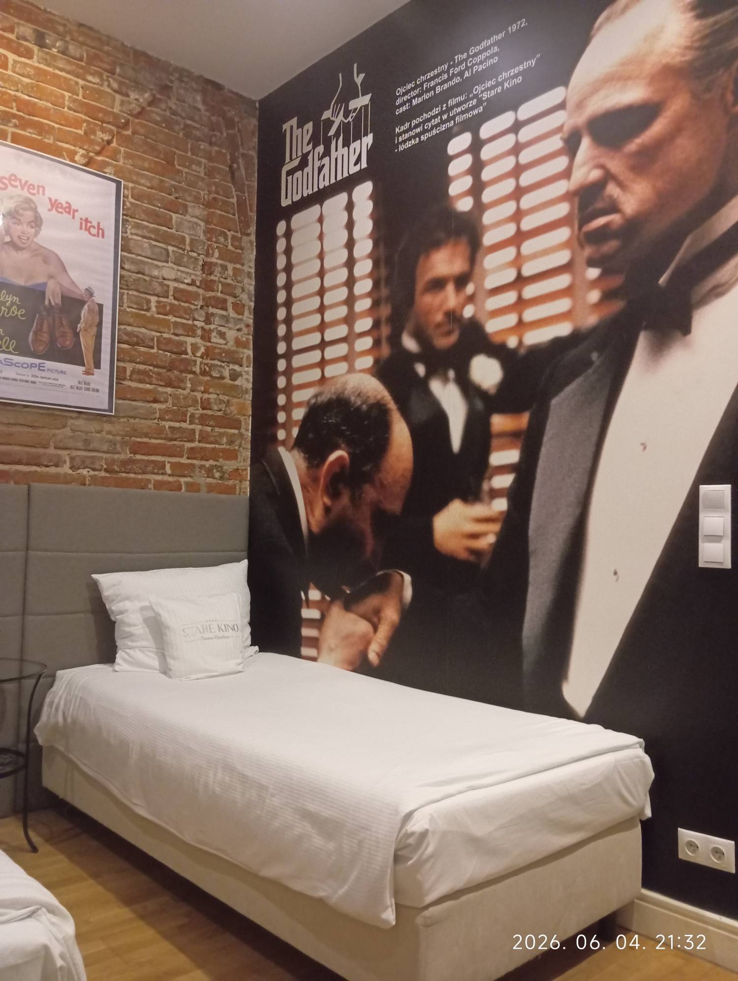 A Keresztapa-szoba a Stare Kino Cinema Residence hotelben.