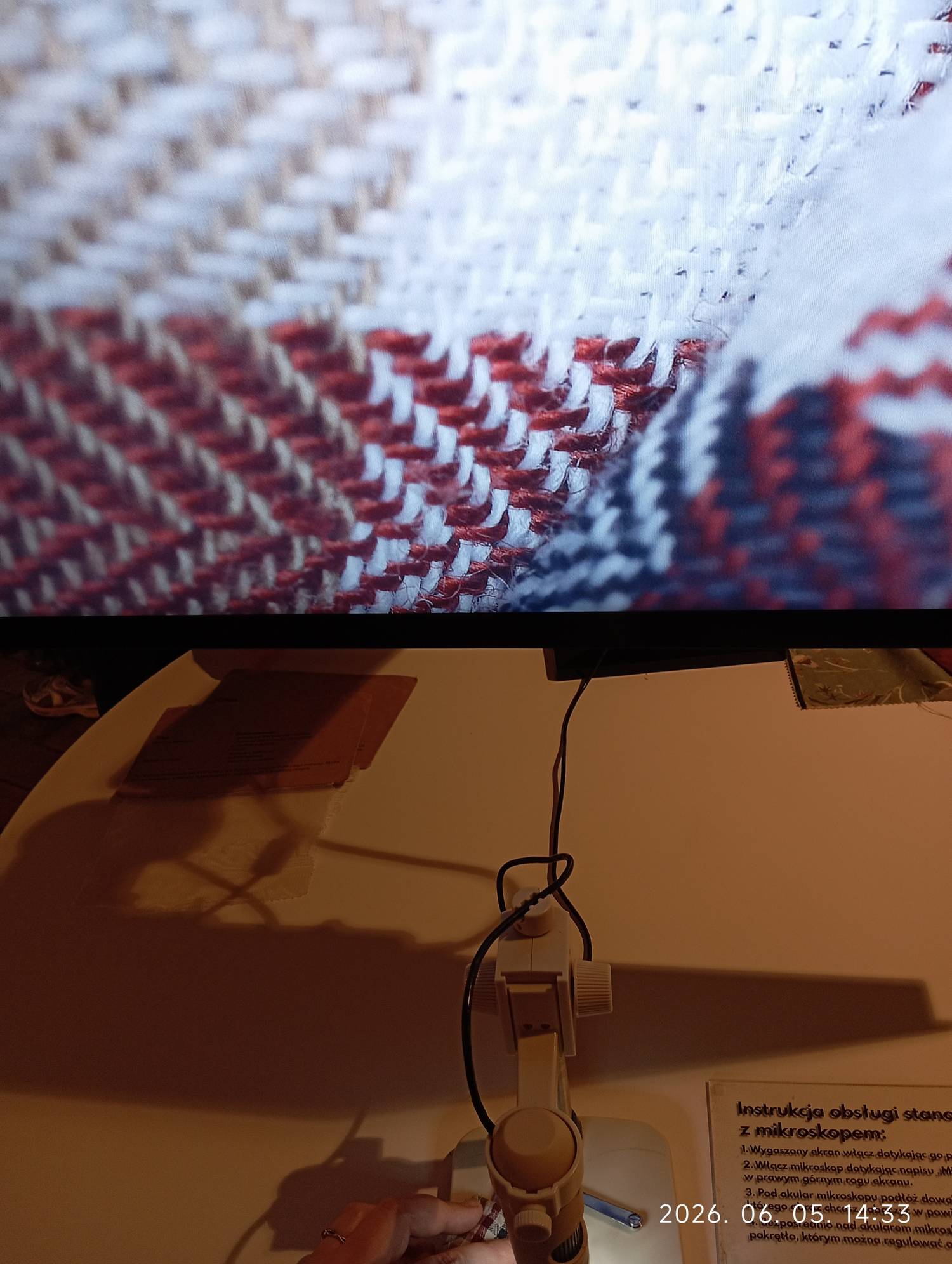 Mikroszkóp alatt még a saját ruházatunk szövési mintázatát is megnézhettük a múzeumban.