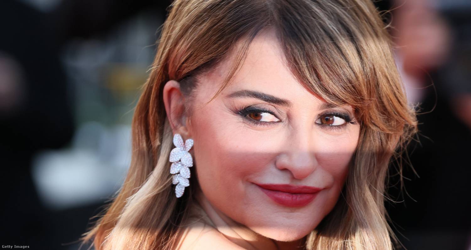 Az 52 éves Penélope Cruz idén májusban, a cannes-i filmfesztiválon jelent meg új, mézszőke frizurájával, azóta pedig a hajszíndivat élére került ez a meleg fényű, szőkével kevert barnás árnyalat. Gyönyörűen ragyog tőle az arc, ebben rejlik fiatalító hatása.