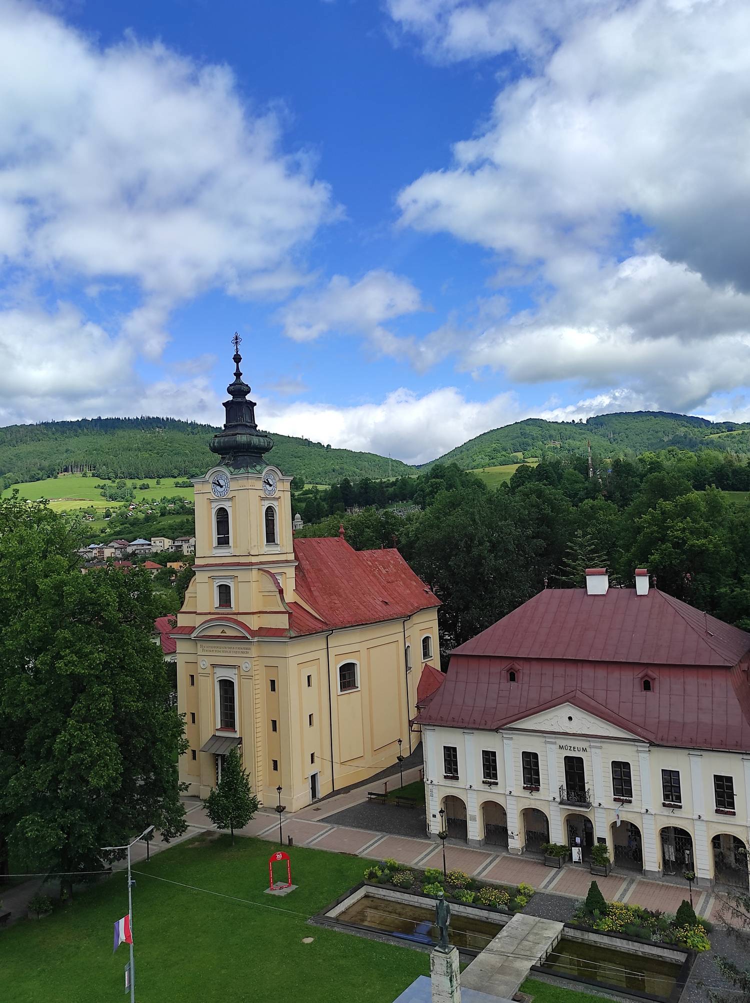 A torony legfelső szintjéről gyönyörű panoráma nyíik a városra és a környező hegyekre.