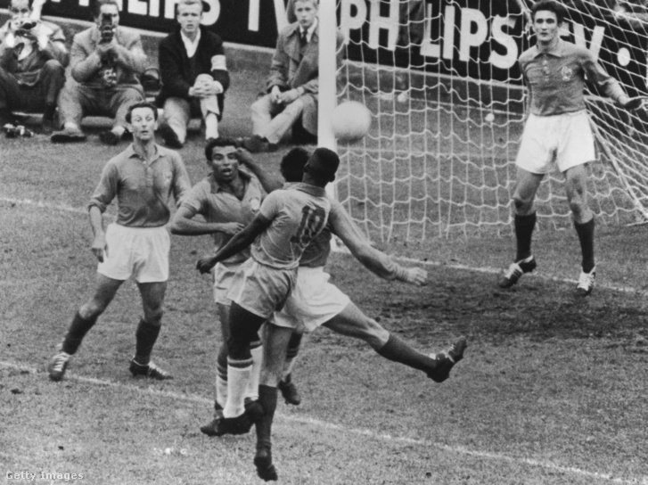 A brazil csatárok, Vava és Pelé (10-es számú) a francia kapu előtt a világbajnokság elődöntőjén, a stockholmi Solnában található Rasunda Stadionban, 1958. június 24-én