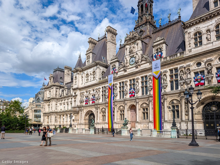 A Pride hónap alkalmából kihelyezett zászlók díszítik a párizsi városháza homlokzatát 2026. június 8-án