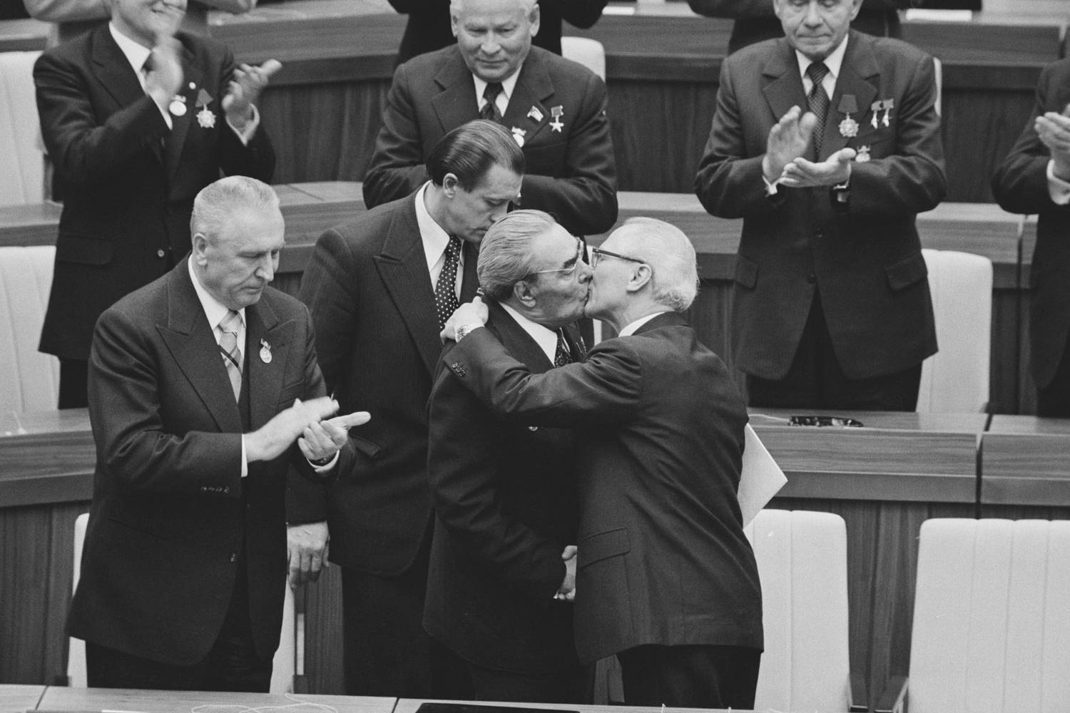 Leonyid Brezsnyev és Erich Honecker ikonikussá vált 1979-es csókja