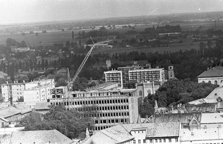 Kilátás a Bartina-hegyről, szemben az épülő megyei pártszékház, mögötte a zsinagóga épülete (később Művészetek Háza). 1971.