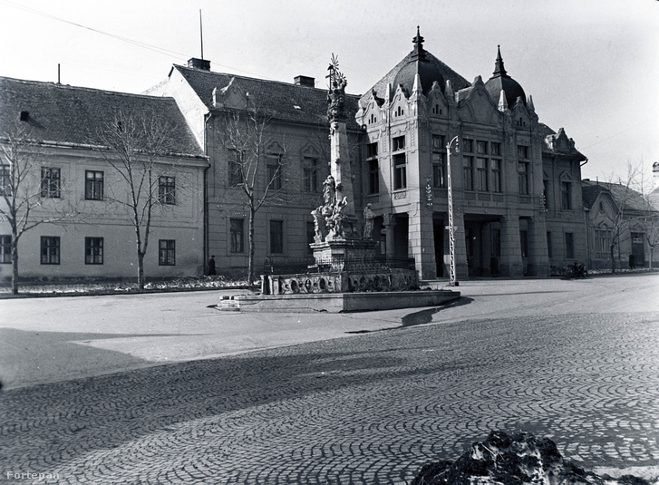 Béla király tér, Szentháromság-szobor, Városháza (később Polgármesteri Hivatal), 1939.