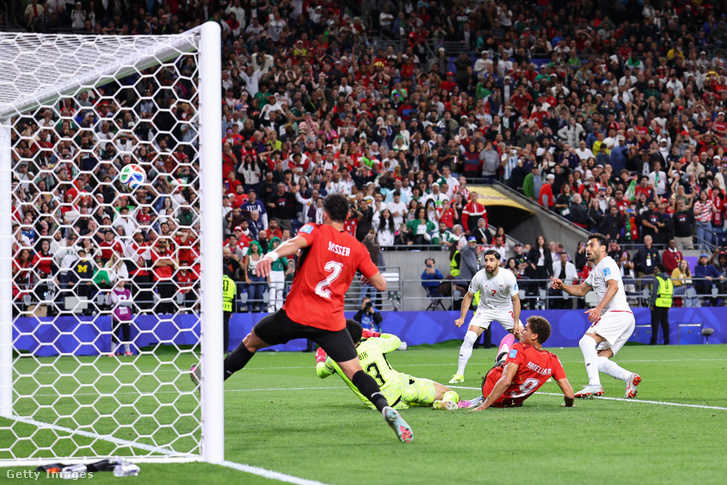 Az iráni Shoja Khalilzadeh gólt szerez, amellyel 2–1-re módosítaná az állást, ám a találatot a VAR érvényteleníti a 2026-os FIFA-világbajnokság G csoportjának Egyiptom–Irán mérkőzésén