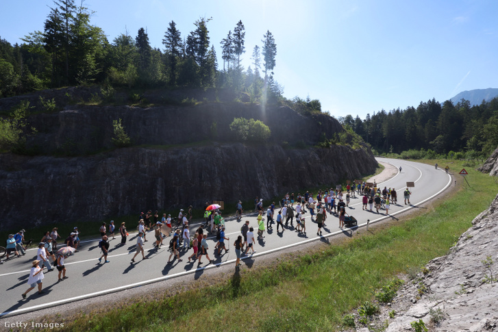Tüntetők vonulnak egy demonstráción a lezárt B179 Fernpass Road útvonalon egy gyűlés felé menetelve 2026. június 27-én