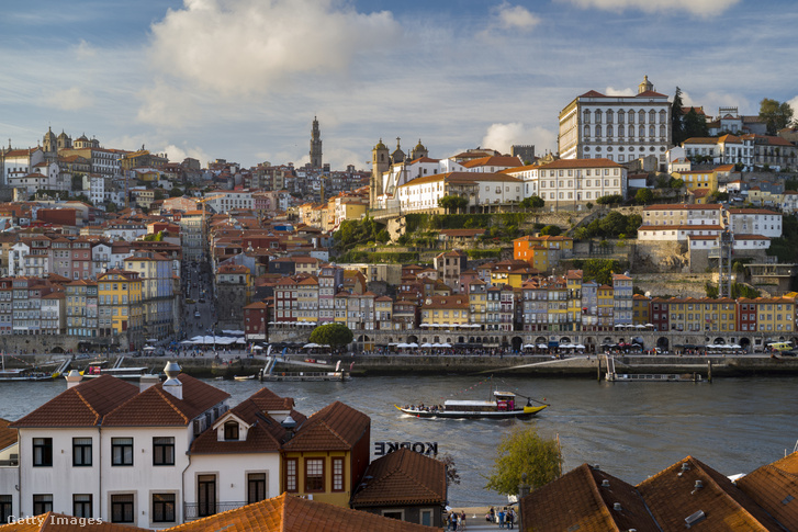 Rabelo portói boroshajó és a város történelmi folyóparti látképe a Ribeira negyedben