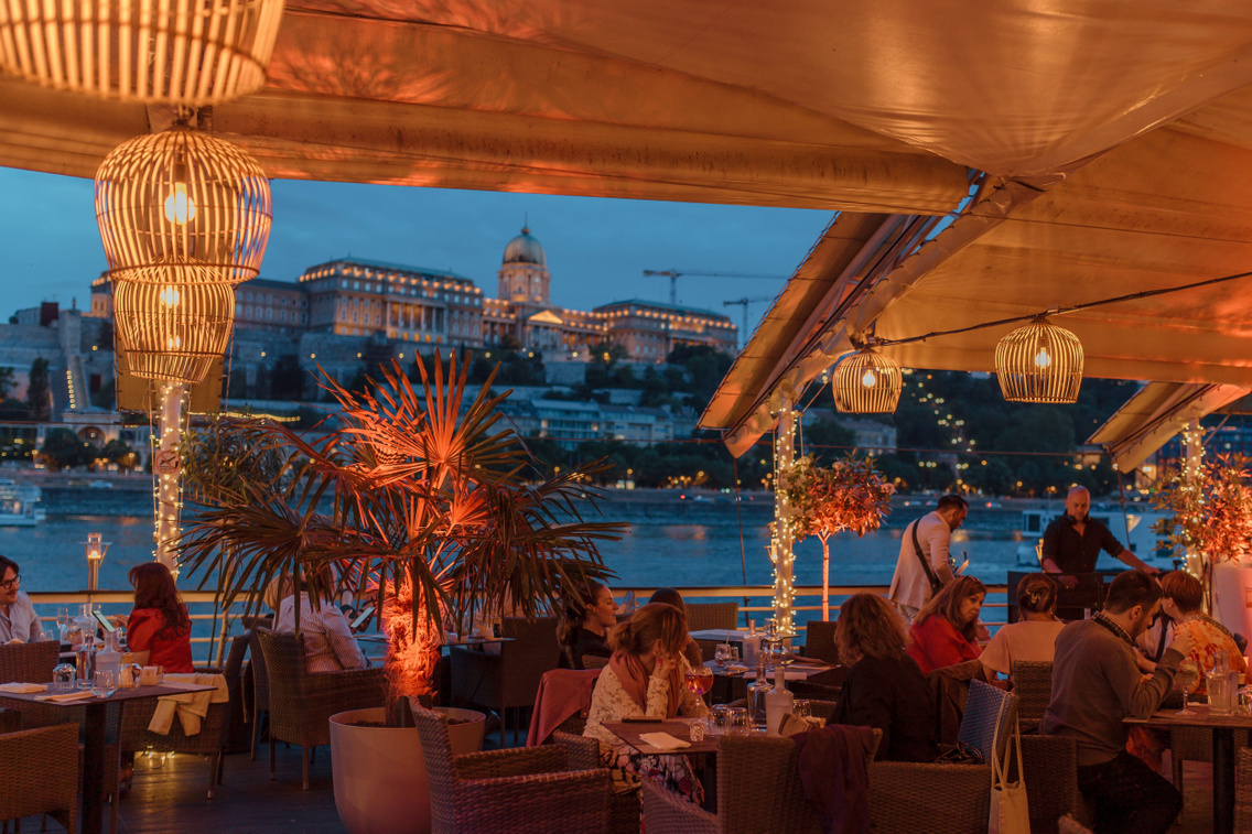 Spoon Cafe terasz elo zene