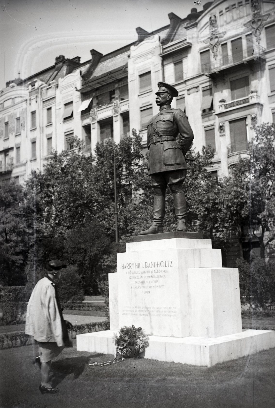 Bandholtz tábornok szobra egy évvel a leleplezés után (1937)